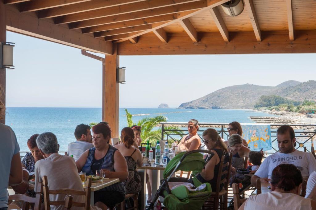 Tylos Beach Hotel カト・ピルゴス エクステリア 写真